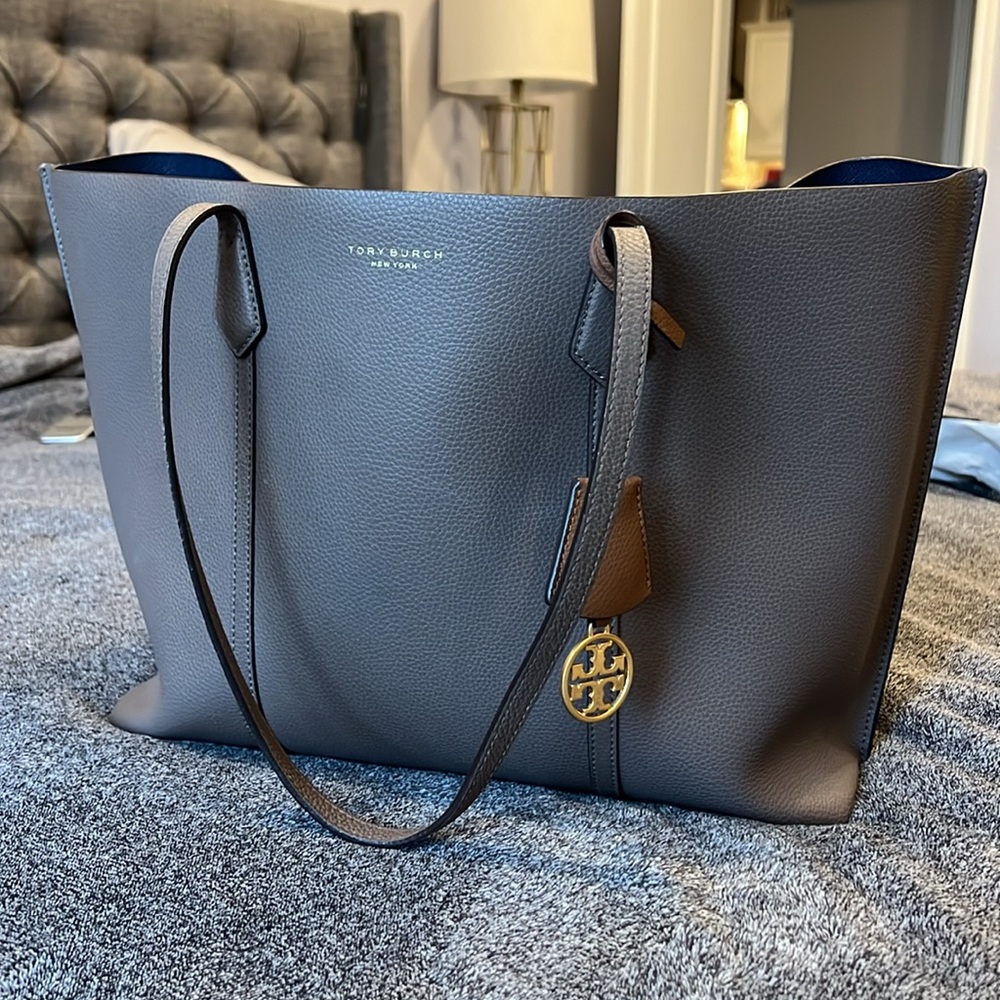 Tory Burch Perry triple compartment leather tote bag with pockets in Clamshell
